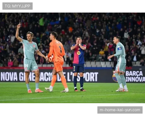 巴萨费兰托雷斯射门被穆索扑出，前锋终结效率待提升